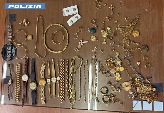 Truffa agli anziani: maxi recupero di gioielli da parte della Polizia di Stato