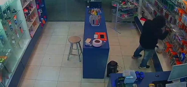 Vídeo mostra assalto a loja de eletrônicos em Saquarema; ação durou 6 minutos