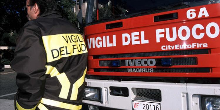 Lucca, incendio in una palazzina: due morti e 13 feriti, tra loro anche bambini. Salvato un neonato