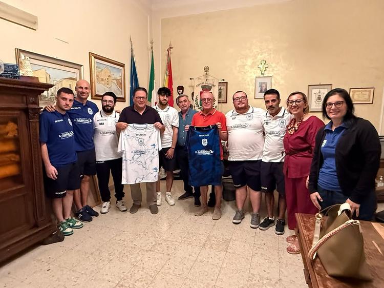 ⚽️IN BOCCA AL LUPO ALL'ASD LA MARINA C5 🥅Nel pomeriggio, una delegazione della nuova compagine sportiva letojannese, gu...
