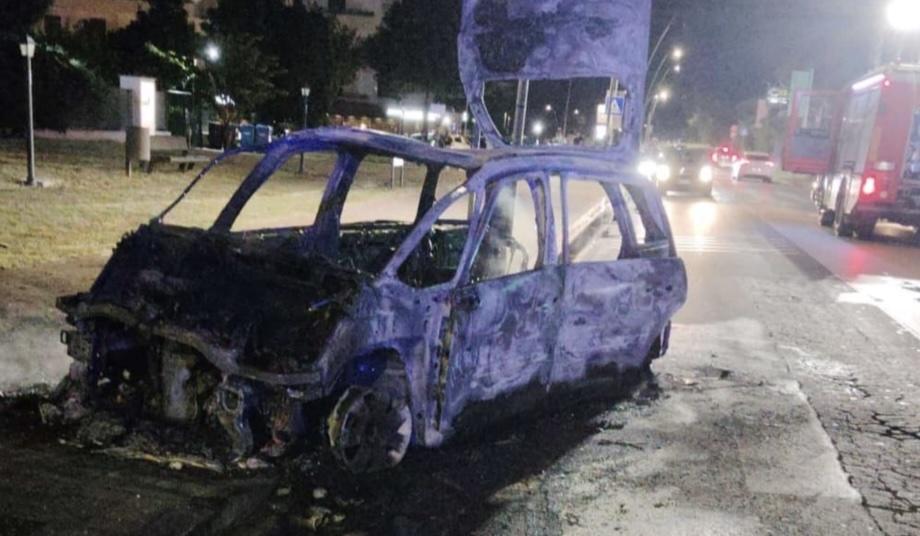 Aversa, auto prende fuoco in viale Olimpico: conducente si salva, vettura distrutta