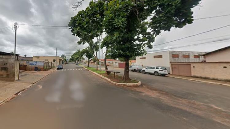 Homem corre em chamas por avenida após mulher jogar álcool e atear fogo nele em MG