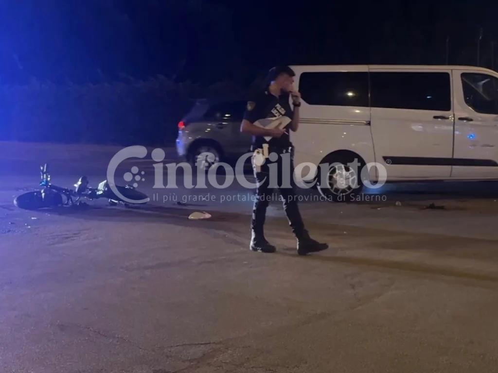 Scontro tra furgone e bicicletta in via Taverne ad Agropoli, giovane trasferito in codice rosso