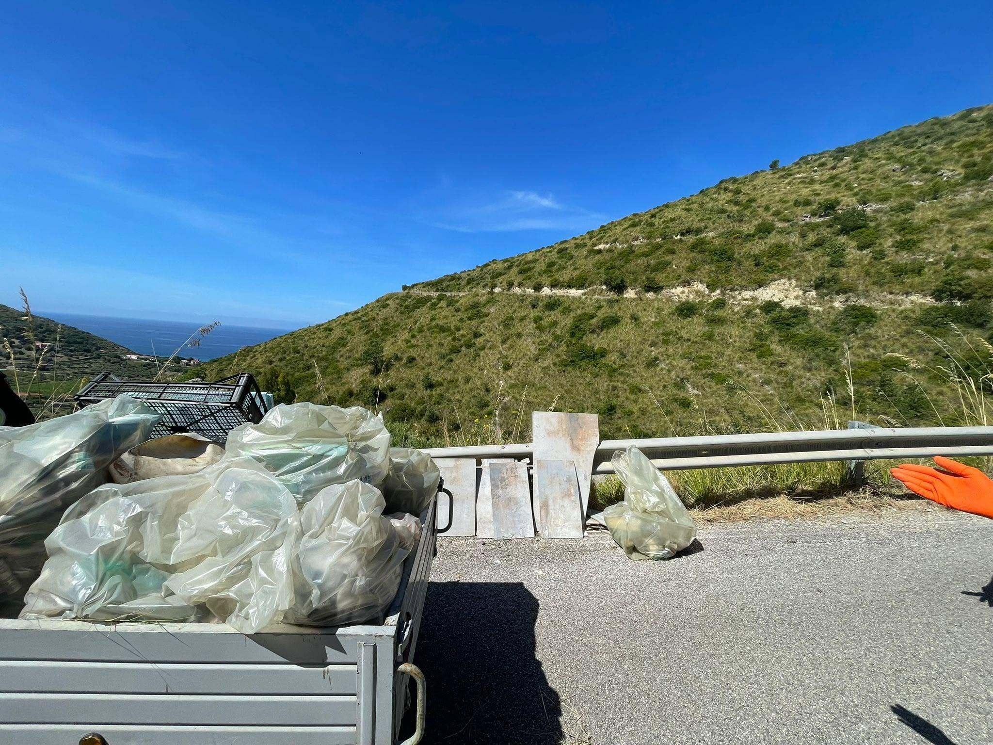 Montecorice, giornata ecologica a cura del club Monte Stella of Road: raccolti rifiuti sulla strada Provinciale