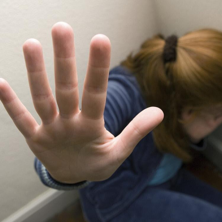 Abusano di una ragazza e filmano la violenza, sette indagati a Cesena