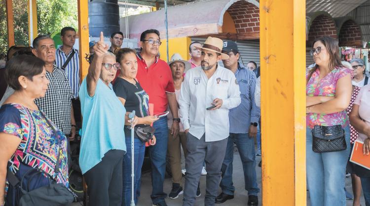 Eder Alonso recorre tianguis de Yautepec para escuchar demandas de locatarios