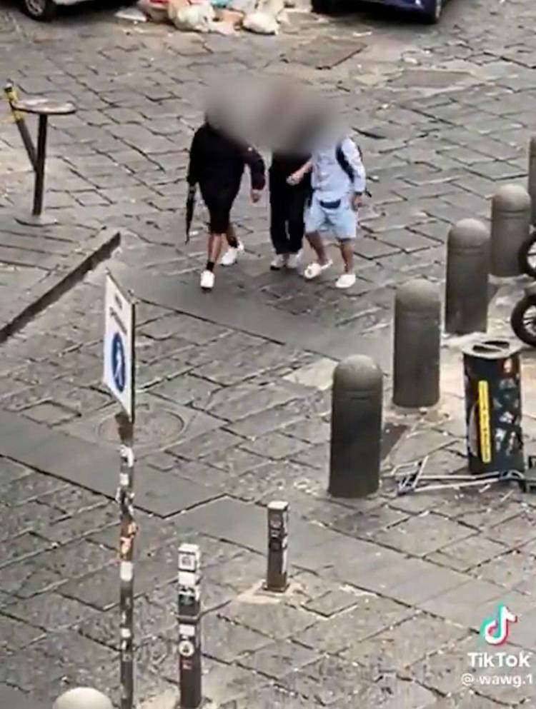 Paura a Napoli, gira per strada puntando un Kalashnikov. Tre fermati