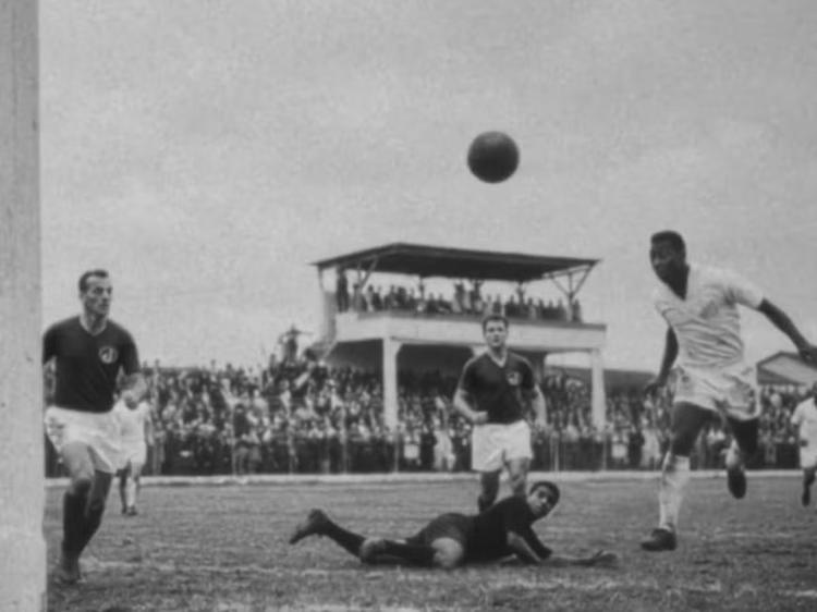 Gol mais famoso de Pelé e que nunca foi filmado é recriado por IA; assista