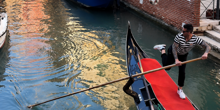 Venezia tra calcio e magia: il colpo di tacco del gondoliere diventa virale IL VIDEO