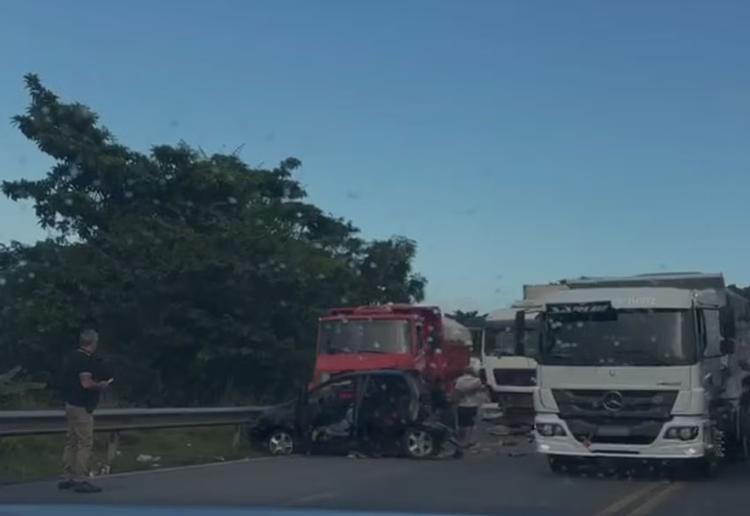 Acidente entre três veículos deixa um morto na BR-235 em Nossa Senhora do Socorro