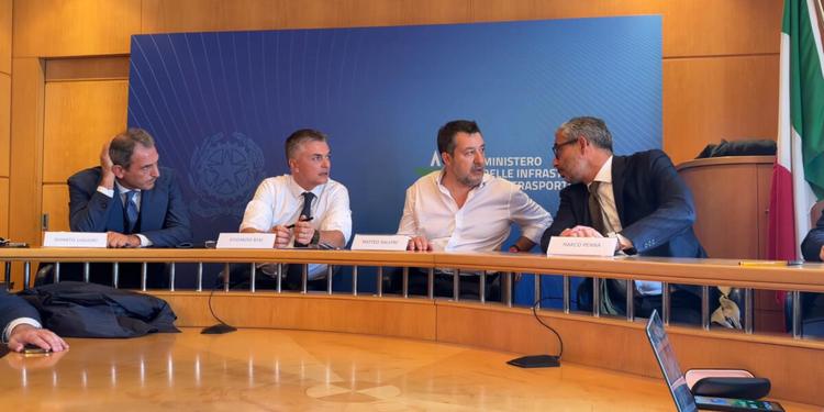 Protesta dei Tir: gli autotrasportatori siciliani revocano il fermo. Il vice ministro Rixi: "Segnali di distensione sono attesi in Calabria e nelle altre regioni"