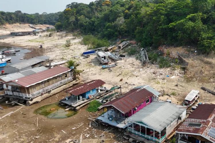 Seca do Rio Negro dificulta transporte em Manaus e ribeirinhos enfrentam caminhadas de até 2 km