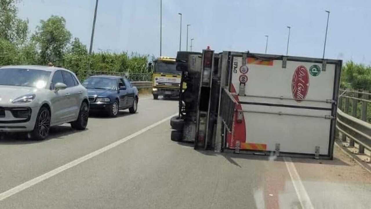 Camion si ribalta sull’Aversana: muore autista 29enne di Casalnuovo