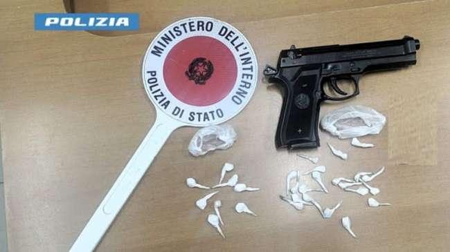 Blitz della Polizia a Salerno: sequestrati 107 grammi di cocaina e una pistola giocattolo
