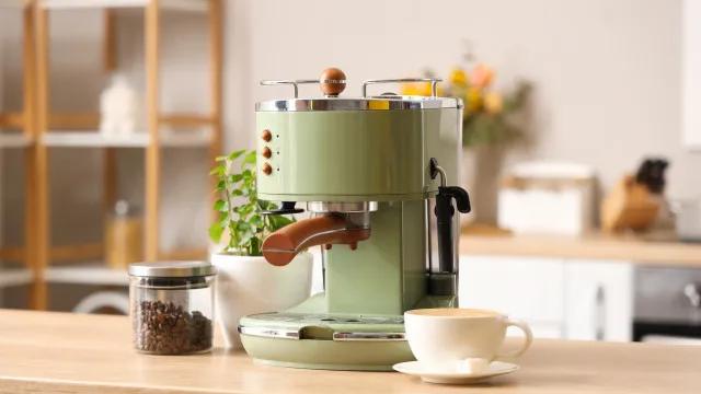O erro de limpeza que cria um antro de germes na sua máquina de café