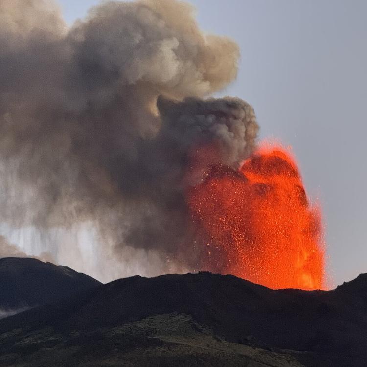 Ceneri e lapilli dall'Etna, l'aeroporto di Catania limita ancora gli arrivi fino alle 14