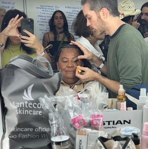 De vendedores de praia a modelos: ambulantes estreiam na passarela do Rio Fashion Week