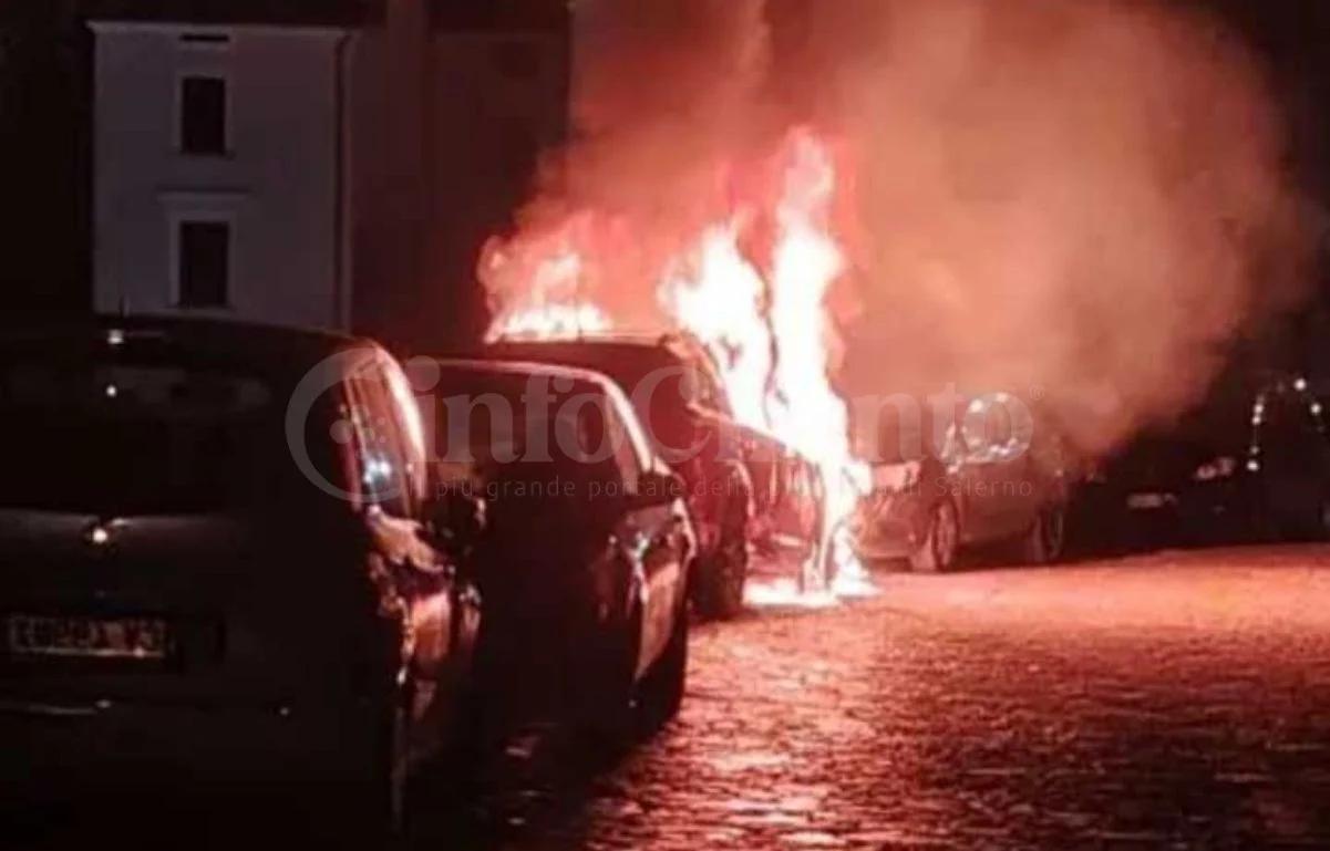 Auto in fiamme nel centro storico di Eboli: boato e paura vicino al Santuario