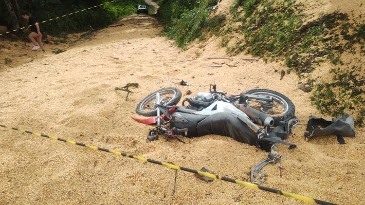 Motociclista morre em colisão com caminhão na ERS-446, em Carlos Barbosa