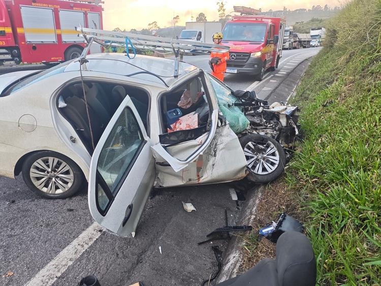 Batida entre carro e carreta deixa duas pessoas gravemente feridas na BR-265
