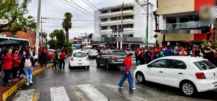 ¡Caos vial en Cuernavaca! Maestros de la CNTE paralizan la glorieta del Niño Artillero
