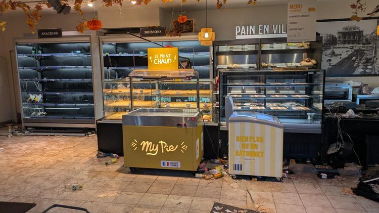 Le Monoprix de la place de la Comédie a été pillé en marge du rassemblement.