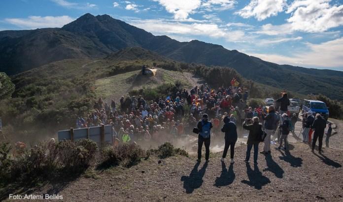 Més de 200 excursionistes s'apleguen dalt el coll de Banyuls demanant l'obertura dels passos de frontera tancats