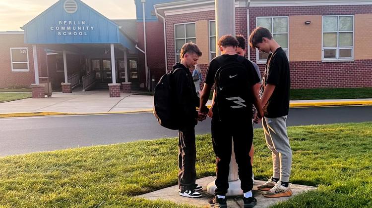 Alunos criam grupos de oração em escolas e evangelizam colegas nos EUA