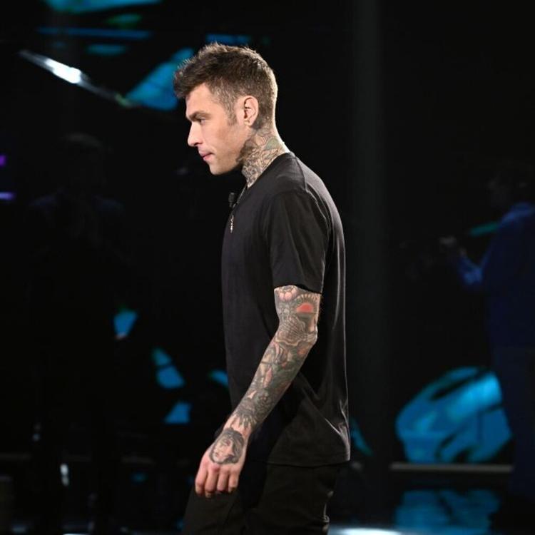 "Picchiati da Fedez". La denuncia di quattro fan, malmenati fuori da una discoteca a Milano