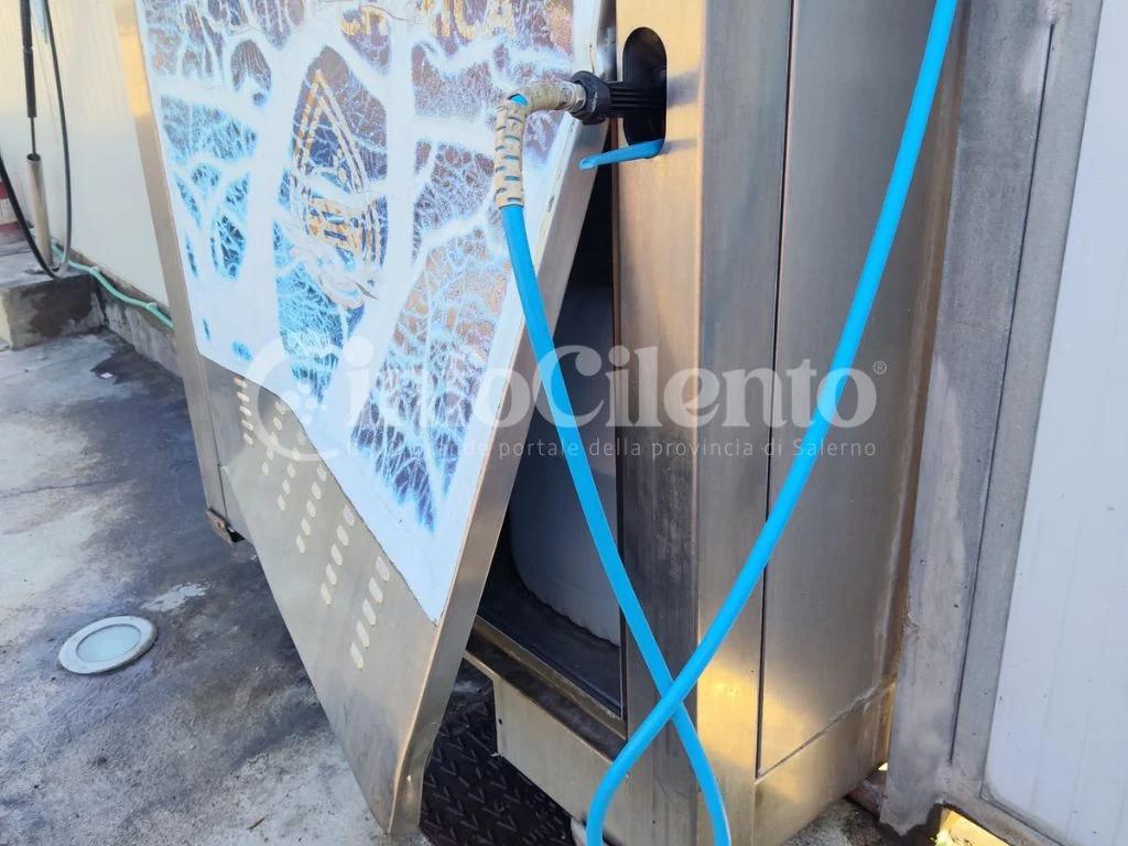 Raid notturno in autolavaggio ad Agropoli: scassinati i distributori di gettoni, al vaglio i video delle telecamere