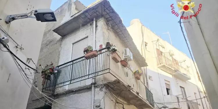 Crolla il balcone di un'abitazione a Mazara del Vallo, muore la proprietaria