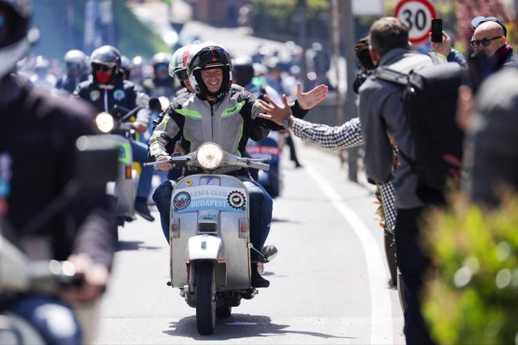 Vespa compie 80 anni e conquista Roma: quattro giorni per celebrare l’icona italiana diventata industria dello stile