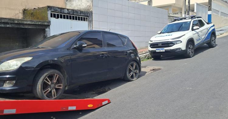 Carro abandonado há 10 meses chama atenção em Balneário Camboriú após se tornar local para uso de drogas