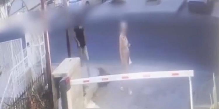 Gela, tenta di sgozzare una donna in strada: le immagini della videosorveglianza