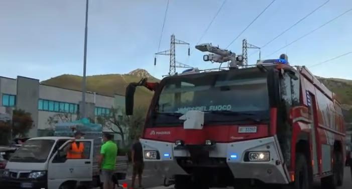 Incendio in un’azienda di rifiuti del Pisano, fiamme in un capannone
