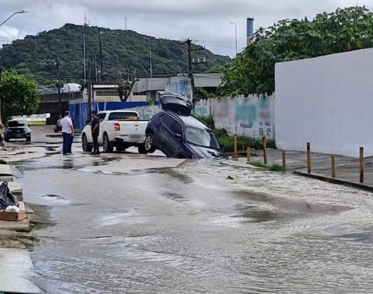 Carro cai em cratera na Zona Norte de   Aracaju
