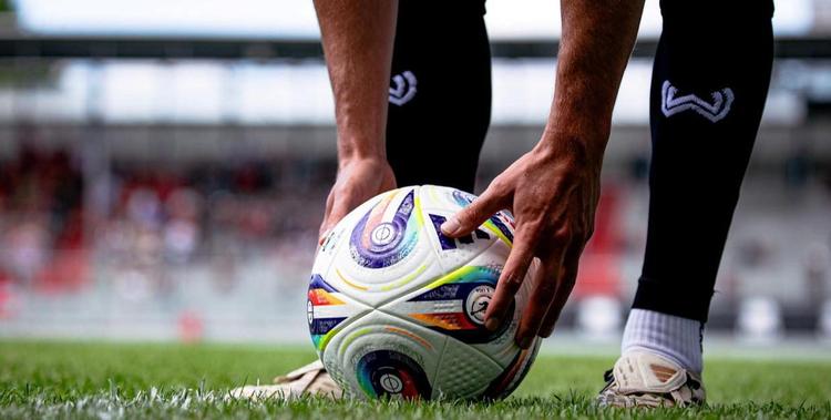  Spielankündigung SV Wehen Wiesbaden gegen Stuttgart II - Spieler des SV Wehen Wiesbaden auf dem Fußballplatz