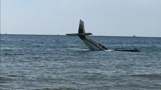 Aeronave faz pouso de emergência em plena praia na Florida