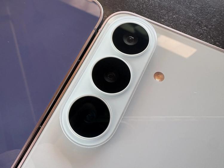 Samsung S26 FE camera array