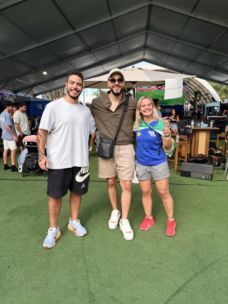 Em meio a Copa do Mundo, Ton Carfi leva louvor e fé à Casa Rede Ronaldo com dueto em Miami