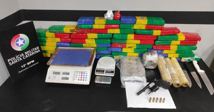 Homem é preso em flagrante por tráfico de drogas e porte de arma de fogo em Camboriú