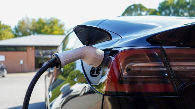 Bocciata la lobby green, l’auto elettrica resta al palo