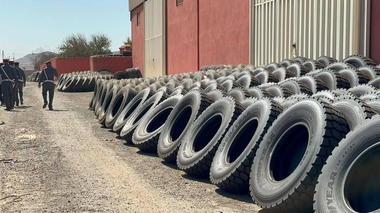 بالصور.. توقيف ثلاثة أشخاص بتامنصورت بعد سرقة كمية كبيرة من العجلات المطاطية الجديدة الخاصة بالشاحنات