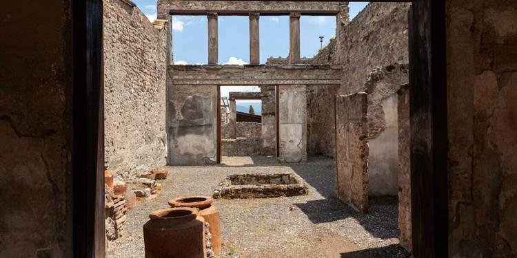 Scavi di Pompei, custode arrestato per violenza su un minorenne