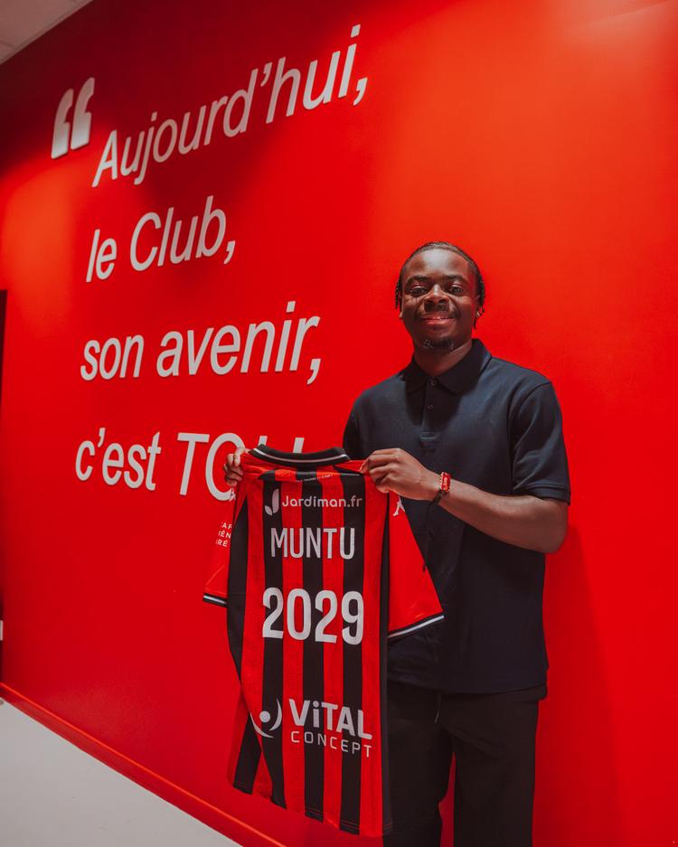 Vimoj Muntu Wa Mungu passe professionnel En Avant Guingamp EAG AMD02105