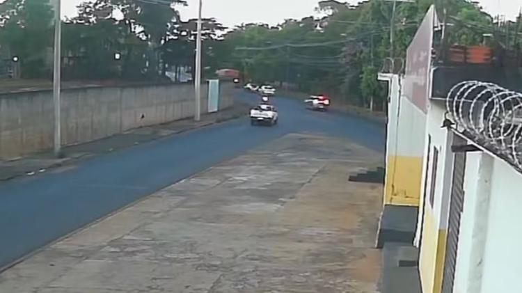 VÍDEO: Motociclista perde ponta dos dedos após ser atropelado por caminhonete em Uberlândia