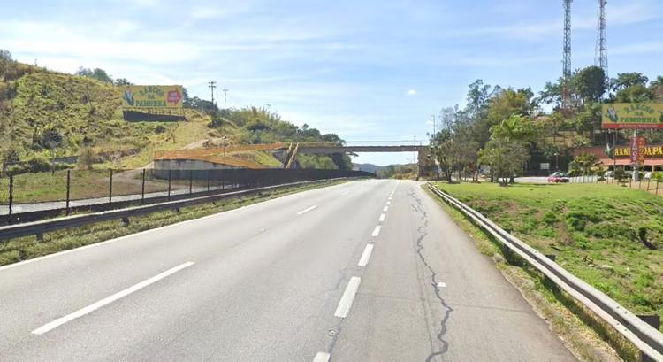 Batida entre dois carros e uma moto deixa três pessoas feridas na Via Dutra