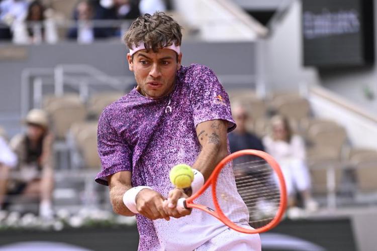Après l'annulation de sa demi-finale, Flavio Cobolli a tapé la balle avec un fan sur le Central de Roland-Garros