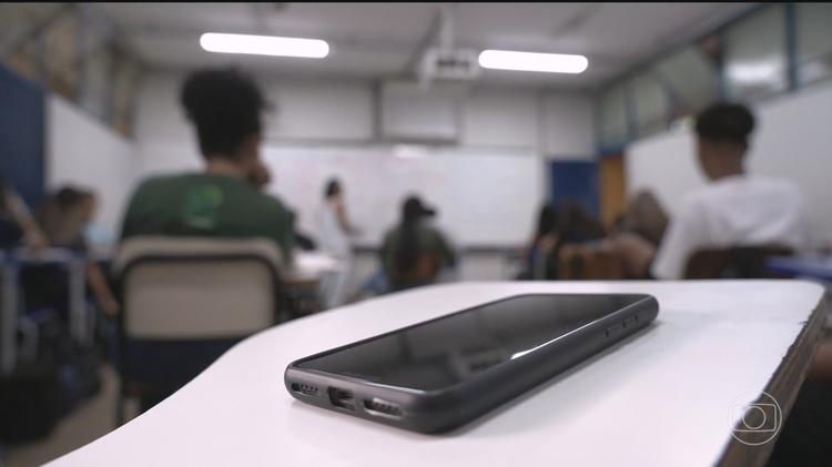 Alunos estão menos ansiosos e mais sociáveis um ano após lei que restringe celulares nas escolas entrar em vigor, avaliam diretores