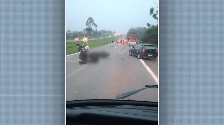 Passageira de moto morre atropelada por carreta após batida na Rodovia Campinas-Mogi